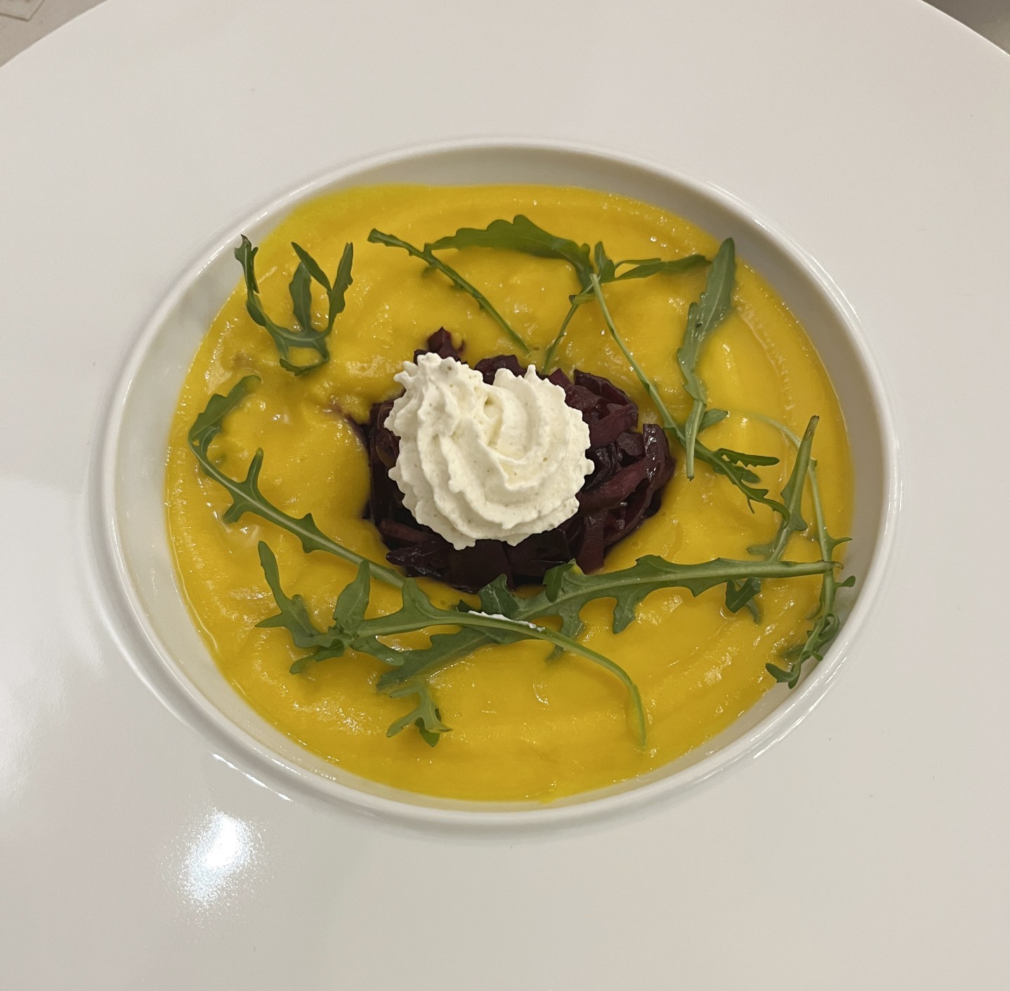 Soupe de carottes, crème de chèvre frais et salade de chou rouge