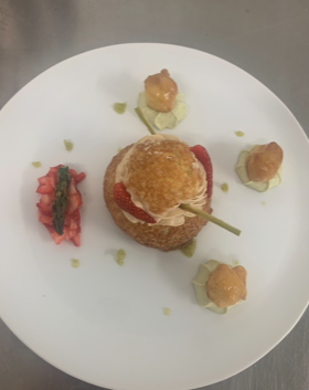 Choux craquelin, crème praliné et petit pois, asperges glacés