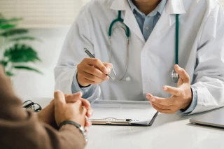 Quelle est la différence entre  « docteur » et « médecin » ?