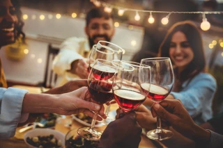 Pourquoi dit-on « tchin tchin »  en trinquant ?