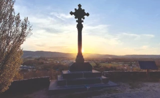 Mystère, histoire, culture et vue panoramique au Prieuré de Montverdun