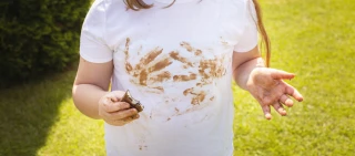 Comment venir à bout des taches récalcitrantes sur les vêtements de vos enfants ?